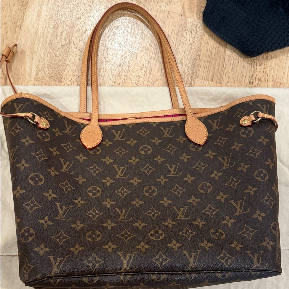Louis Vuitton Neverfull MM 
 Brown Monogram Tote with Pink Interior - Picture 4 of 14